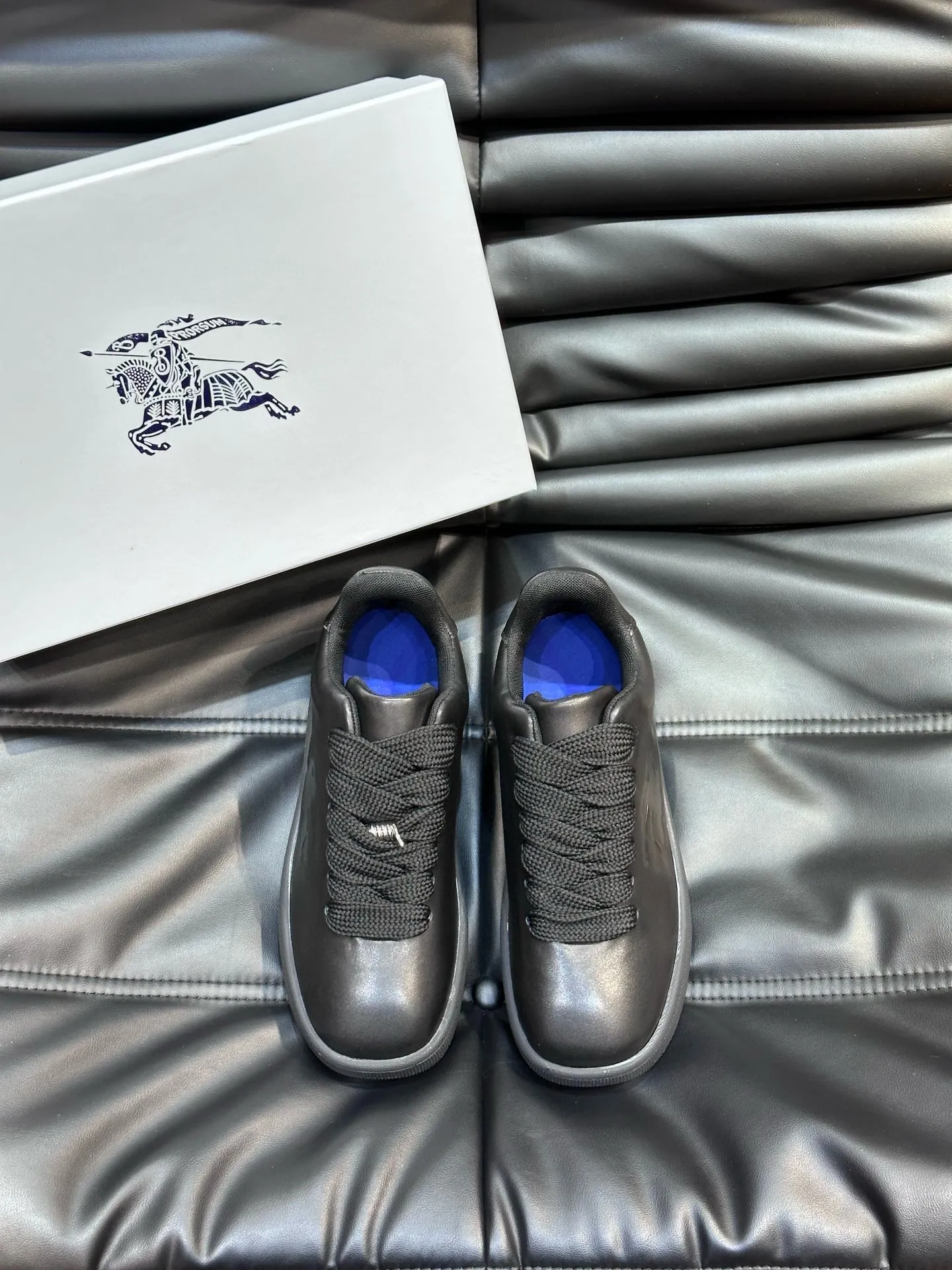 Factory price: 500💰Burberry Box series👫Thick-soled casual sports shoes for couples, cool sneakers and bread shoes, purchased and developed from the original version, the top version of the Box series sports shoes, made of original plaid/knitted fabric, embellished with embossed Equestrian Knight logo (EKD). Made of mesh lining, the laces are decorated with metal coils, the rubber sole is decorated with the Burberry letter logo, and the original molded 3.5CM two-color T men's shoe 💰U outsole! Code number: 35-45 (35-45 customized)
